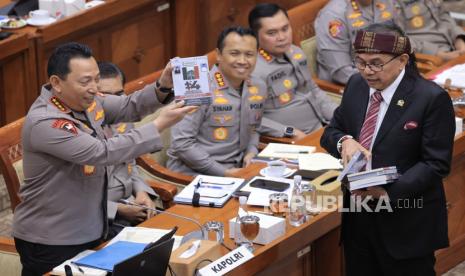 Kapolri Jenderal Polisi Drs Listyo Sigit Prabowo dalam rapat bersama Komisi III DPR, Senin (11/11/24).