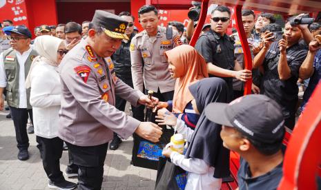 Kapolri Jenderal Polisi Drs. Listyo Sigit Prabowo melakukan peninjauan arus lalu lintas libur Natal dan tahun baru (Nataru) di KM 57, Karawang, Jawa Barat.