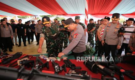 Kapolri Jenderal Polisi Drs Listyo Sigit Prabowo meninjau berbagai kesiapan rangkaian pelaksanaan Pilkada serentak di Jawa Timur. Peninjauan dilakukan bersama Panglima TNI Agus Subiyanto.