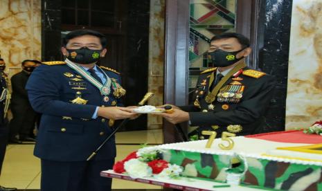 Kapolri, Jenderal Polisi Idham Aziz, memberikan kejutan kepada Panglima TNI, Marsekal TNI Hadi Tjahjanto, pada Hari Ulang Tahun ke-75 TNI di Subden Merdeka Barat Denma Mabes TNI, Jakarta Pusat, Senin (5/10). 