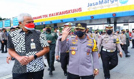 Kapolri, Jenderal Polisi Listyo Sigit Prabowo didampingi Gubernur Jawa Tengah, Ganjar Pranowo saat meninjau kesiapan Pos Terpadu Gerbang Tol Kalikangkung, Kota Semarang, Rabu (27/4).