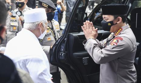 Kapolri Jenderal Polisi Listyo Sigit Prabowo (kanan) berpamitan dengan Ketua Umum Rabithah Alawiyah Habib Zein bin Umar bin Smith (kiri) usai berkunjung ke DPP Rabithah Alawiyah di Jakarta, Sabtu (30/1).