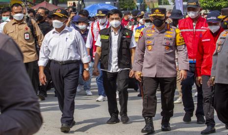 Kapolri Jenderal Polisi Listyo Sigit Prabowo (keempat kanan) bersama Menko PMK Muhadjir Effendy (ketiga kiri), Menteri Perhubungan Budi Karya Sumadi (kelima kiri), Menteri PUPR Basuki Hadimuljono (kelima kanan) dan Wakil Menteri Kesehatan Dante Saksono Harbuwono (tengah) meninjau kesiapan pengamanan mudik Lebaran 2022 di Rest Area KM 57, Karawang, Jawa Barat, Selasa (26/4/2022). Kegiatan tersebut bertujuan untuk memeriksa kesiapsiagaan pengamanan dan langkah pelaksanaan menghadapi potensi kemacetan diantaranya kesiapan stok BBM, pos pelayanan terpadu dan teknis penanganan arus lalu lintas mudik Lebaran 2022. 