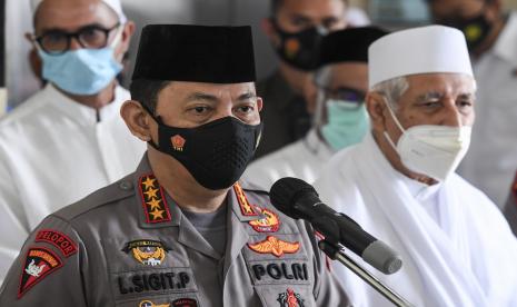 Kapolri Jenderal Polisi Listyo Sigit Prabowo (kiri) 