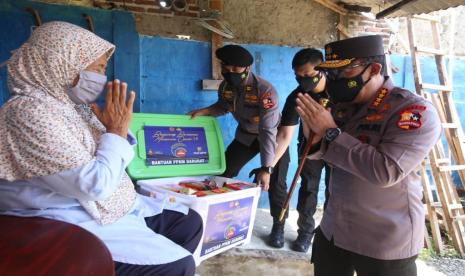 Kapolri Jenderal Polisi Listyo Sigit Prabowo memberikan bantuan sosial warga terdampak PPKM Darurat di Banten, Ahad (18/7).