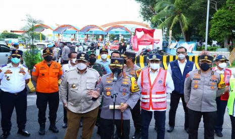 Kapolri Jenderal Polisi Listyo Sigit Prabowo meninjau dan mengecek kesiapan Pelabuhan Bakauheni, Sabtu (7/5/2022). Dalam kesempatan itu, Kapolri  mengimbau, masyarakat selama beberapa hari ke depan untuk memanfaatkan relaksasi yang diberikan sejumlah instansi atau lembaga agar tidak buru-buru balik Lebaran untuk menghindari kepadatan.   