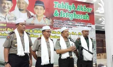 Kapolri Jenderal Polisi Muhammad Tito Karnavian bersama jajaran didampingi Gubernur Jambi Zumi Zola menghadiri Tabligh Akbar bersama Ustaz Arifin Ilham di Masjid Agung Al-Falah, Jambi, Jumat (24/3) malam.