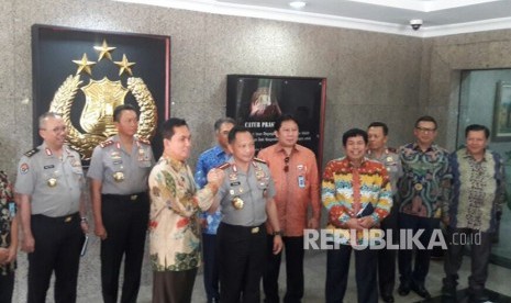 Kapolri Jenderal Polisi Muhammad Tito Karnavian bertemu dengan Komite BPH Migas Fanshurullah Asa membahas pengawasan penetapan harga BBM satu harga di Markas Besar Polri, Jakarta, Jumat (5/1).