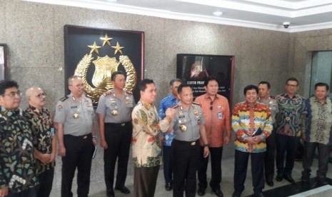 Kapolri Jenderal Polisi Muhammad Tito Karnavian bertemu dengan Komite BPH Migas Fanshurullah Asa membahas pengawasan penetapan harga BBM satu harga di Markas Besar Polri, Jakarta, Jumat (5/1). 