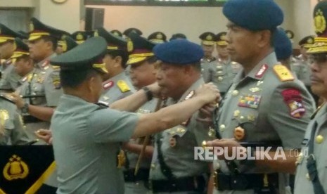 Kapolri Jenderal Polisi Muhammad Tito Karnavian melakukan serah terima jabatan pada sejumlah pejabat tinggi Polri. Termasuk di dalam serah jabatan ini adalah dua perwira yang mencalonkan diri di Pilkada dan dimutasikan ke posisi non struktural, yakni Mantan Dankorbrimob Irjen Pol Murad Ismail, mantan Kapolda Kalimantan Timur Irjen Pol Safarrudin. Markas Besar Polri, Jakarta, Kamis (11/1). 