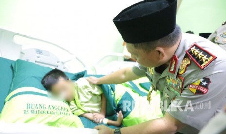 Kapolri Jenderal Polisi Muhammad Tito Karnavian mengunjungi anak korban pelaku bom rumah susun Wonocolo, Sidoarjo. Selasa (15/5).