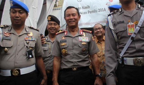 Kapolri Jenderal Polisi Sutarman meninjau pengamanan proses rekapitulasi suara nasional di Gedung KPU, Jakarta Pusat, Jumat (9/5).