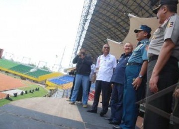 Kapolri Jenderal Polisi Timur Pradopo (kanan ke kiri), Panglima TNI Laksamana Agus Suhartono ditemani Gubernur Sumatera Selatan Alex Noerdin meninjau komplek Jakabaring Sport City (JSC) guna mengecek kesiapan pengamanan dan keamanan menjelang pembukaan SEA