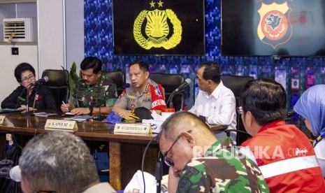 Kapolri Jenderal Polisi Tito Karnavian (kedua kanan), Panglima TNI Marsekal TNI Hadi Tjahjanto (kedua kiri), Menteri Perhubungan Budi Karya Sumadi (kanan) dan Menteri Kesehatan Nila Moeloek (kiri) menyampaikan arahan saat melakukan kunjungan kerja di Pos Terpadu Operasi Ketupat Lodaya, Cikopo, Purwakarta, Jawa Barat, Jumat (31/5). 