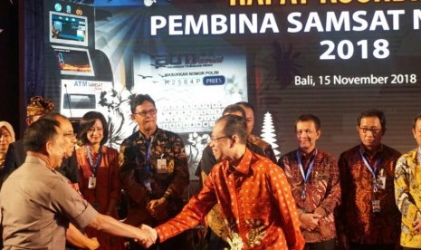   Kapolri Jenderal Polisi Tito Karnavian (kiri) dan Dirut Bank BJB Ahmad Irfan bersalaman dalam acara penandatanganan nota kesepahaman (MoU) tentang e-Samsat Online Nasional di Kuta, Provinsi Bali, Kamis (15/11). 