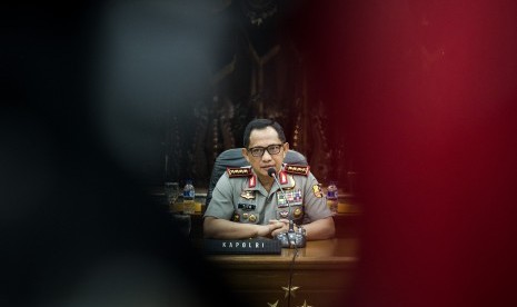 Kapolri Jenderal Polisi Tito Karnavian memberikan keterangan kepada awak media terkait hasil gelar perkara kasus dugaan penistaan agama yang dituduhkan terhadap gubernur DKI Jakarta nonaktif Basuki Tjahaja Purnama di Mabes Polri, Jakarta, Rabu (16/11). 