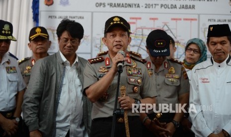 Kapolri Jenderal Polisi Tito Karnavian memberikan keterangan pers saat meninjau pos pantau Cikopo, Purwakarta, Jawa Barat, Rabu (7/6). Kapolri Tito Karnavian melakukan peninjauan kesiapan jalur mudik di Cikopo dan jalur tol trans jawa.