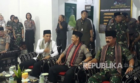 Kapolri Jenderal Polisi Tito Karnavian, Panglima TNI Marsekal TNI Hadi Tjahjanto, dan Gubernur NTB TGB Muhammad Zainul Majdi di Makorem 162/Wira Bhakti, Mataram, NTB, Rabu (30/5) malam.