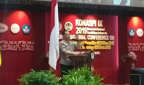 Kapolri Jenderal Polisi Tito Karnavian saat pidato di acara Konvensi Nasional Pendidikan di Auditorium Universitas Negeri Padang, Kamis (14/3).