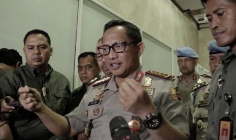 Kapolri Jenderal Polisi Tito Karnavian (tengah)