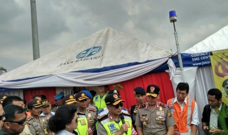 Kapolri Jenderal Polisi Tito Karnavian (tengah) bersama Menkes Nila Djuwita Moeloek (kiri) di Pintu Tol Cikarang Utama, Bekasi, Jum'at (30/6). 