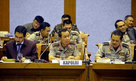 Kapolri Jenderal Sutarman (tengah) didampingi Kabareskrim Komjen Suhardi Alius (kiri) dan Irwasum Polri Komjen Anton Bahrul Alam memerhatikan pertanyaan anggota dewan dalam rapat kerja dengan Badan Legislasi DPR, Kompleks Parlemen Senayan, Jakarta