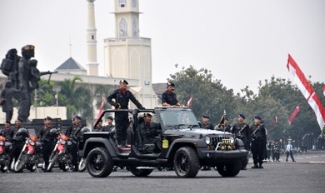 Kapolri Jenderal Timur Pradopo berkeliling menggunakan jeep mendekati para anggota peserta upacara pada upacara peringatan HUT ke-67 Brimob di halaman Markas Korps Brimob Kelapa Dua, Depok, Jawa Barat, Rabu (14/11).