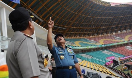 Kapolri Jenderal Timur Pradopo (kiri) dan Panglima TNI Laksamana Agus Suhartono meninjau persiapan pembukaan PON XVIII di Stadion Utama Riau, Pekanbaru, Jumat (7/9).