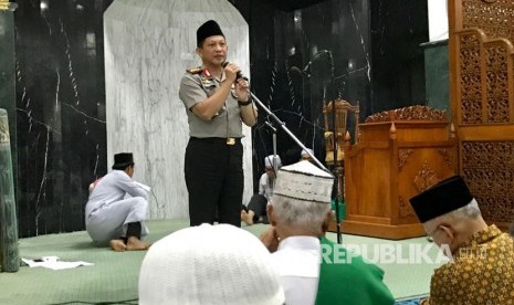 Kapolri Jenderal Polisi Tito Karnavian memberikan kultum di Masjid Agung Annur, Pekanbaru, Riau.