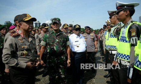 Kapolri Jenderal Tito Karnavian bersama Panglima TNI Jenderal Gatot Nurmantyo meninjau pasukan TNI dan Polri saat apel kesiapsiagaan pengamanan tahap kampanye dalam rangka Pilkada Serentak di Lapangan Silang Monas, Jakarta, Rabu (2/11)