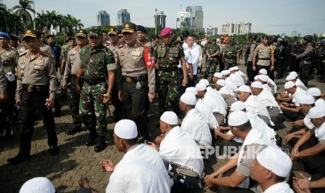 Kapolri Jenderal Tito Karnavian bersama Panglima TNI Jenderal Gatot Nurmantyo meninjau pasukan TNI dan Polri saat apel kesiapsiagaan pengamanan tahap kampanye dalam rangka Pilkada Serentak di Lapangan Silang Monas, Jakarta, Rabu (2/11)