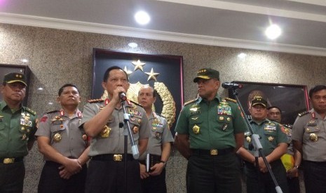 Kapolri Jenderal Tito Karnavian dan Panglima TNI Gatot Nurmantyo menggelar jumpa pers usai video vonference dengan Kapolda dan Pandam seluruh Indonesia, Senin (21/11).