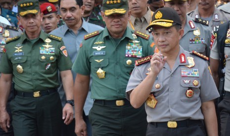 Kapolri Jenderal Tito Karnavian (kanan) bersama Panglima TNI Jenderal Gatot Nurmantyo berjalan meninggalkan kamar jenazah Rumah Sakit Bhayangkara usai melihat langsung dua teroris yang tewas tertembak di Palu, Sulawesi Tengah, Rabu (20/7). 