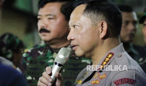 Kapolri Jenderal Tito Karnavian (kanan) dan Panglima TNI Marsekal TNI Hadi Tjahjanto memberikan keterangan seusai menggelar pertemuan tertutup di Mapolda Papua, Jayapura, Papua, Selasa (27/8/2019).