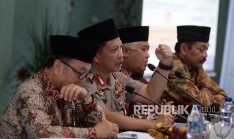 Kapolri Jenderal Tito Karnavian (kedua kiri), bersama Ketua Dewan Pertimbangan Majelis Ulama Indonesia (MUI) Din Syamsuddin (kedua kanan), Wakil Ketua Dewan Pertimbangan Majelis Ulama Indonesia Didin Hafidudin (kiri), dan Sekretaris Dewan Pertimbangan MUI 