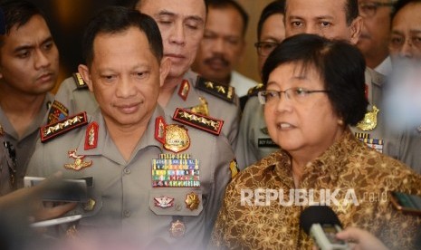 Kapolri Jenderal Tito Karnavian (kedua kiri) bersama Menteri Lingkungan Hidup dan Kehutanan (LHK) Siti Nurbaya (kanan) memberikan keterangan kepada awak media seusai melakukan pertemuan di Gedung Kementerian LHK, Jakarta, Rabu (7/9). (Republika/Raisan Al F