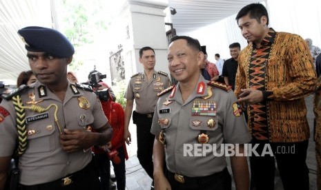 Kapolri Jenderal Tito Karnavian (kiri) saat melayat Jenazah Almarhum Mochamad Teddy Thohir di rumah duka, Jakarta, Selasa (1/11).