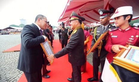 Kapolri Jenderal Tito Karnavian memberikan penghargaan kepada Wali Kota Makassar, M Ramdhan Pomanto atas keberhasilan membangun sistem keamanan di Kota Makassar dengan kamera CCTV melalui war room dalam peringatan HUT Hari Bhayangkara ke 71 tahun, Senin (10/7) di Lapangan Silang Monas, Jakarta Pusat.