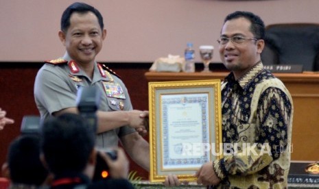 Kapolri Jenderal Tito Karnavian memberikan penghargaan pemberitaan program dan kinerja polri di media cetak kepada Wapmred Republika Hasan Murtiaji disela saat menghadiri pembukaan Rakernis Humas Polri 2017 di Jakarta, Rabu (15/3). 