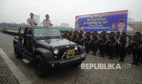 Kapolri Jenderal Tito Karnavian meninjau pasukan saat menjadi inspektur apel di Monumen Nasional, Jakarta, Rabu (12/10). 