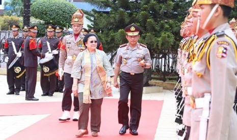 Kapolri Jenderal Tito Karnavian menyambut kedatangan Megawati Soekarnoputri di Mabes Polri, Rabu (21/3)