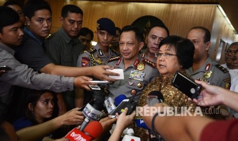  Kapolri Jenderal Tito Karnavian (tengah) bersama Menteri Lingkungan Hidup dan Kehutanan (LHK) Siti Nurbaya (kanan) memberikan keterangan kepada awak media seusai melakukan pertemuan di Gedung Kementerian LHK, Jakarta, Rabu (7/9). (Republika/Raisan Al Fari