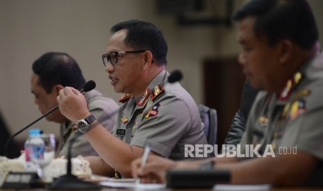 Kapolri Jenderal Tito Karnavian (tengah) bersama Wakapolri Syafruddin (kiri) dan Inspektorat Pengawasan Umum (Irwasum) Polri Dwi Priyatno serta jajaran terkait Polri memberikan paparan kinerja akhir tahun 2016 kepada awak media di Mabes Polri, Jakarta, Rab