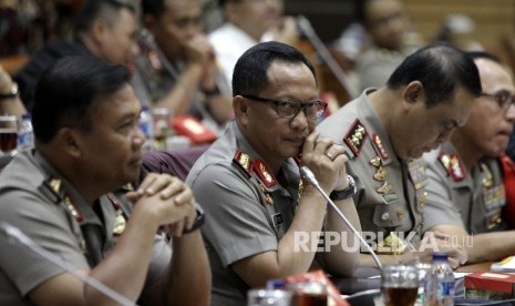 Kapolri Jenderal Tito Karnavian (tengah) bersama Wakil Kapolri Komjen Pol Syafruddin (kedua kanan) dan Inspektorat Pengawasan Umum (Irwasum) Mabes Polri Komjen Pol Dwi Priyatno (kiri) saat mengikuti Rapat Kerja dengan Komisi III DPR di Kompleks Parlemen Se