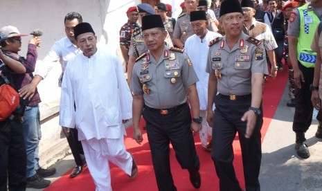 Kapolri Jenderal Tito Karnavian (tengah) dan Kapolda Jateng Irjen Condro Kirono (kanan) didampingi Ketua Jam'iyyah Ahlith Thoriqoh al-Mutabarah al-Nahdliyyah (JATMAN) Habib Muhammad Luthfi bin Yahya (kedua kiri) bersilaturahmi dengan ulama di Gedung Kanzus Sholawat, Pekalongan, Jawa Tengah, Selasa (17/7). 