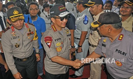 Kapolri Jenderal Tito Karnavian (tengah) didampingi Kapolda Banten Brigjen Sigit Prabowo (kiri) serta rombongan Menko PMK Puan Maharani (tengah) disambut Ketua Tim Pengamanan Pelabuhan Merak AKBP Gunawan (kanan) saat meninjau arus mudik di Pelabuhan Merak, Banten, Senin (11/6).