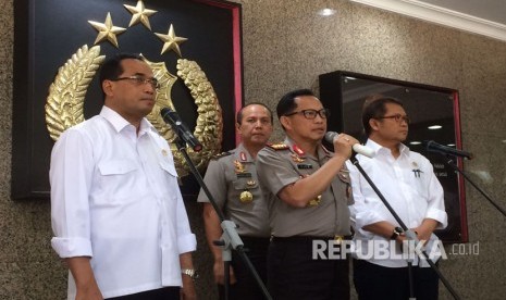 National Police Chief Gen Tito Karnavian (center), Transportation Minister Budi Karya Sumadi (left) and Communication and Informatics Minister Rudiantara (right) hold teleconference with a number of regional head to socialize the revision of Ministry of Transportation Regulation No. 32 year 2016, Tuesday (March 21).