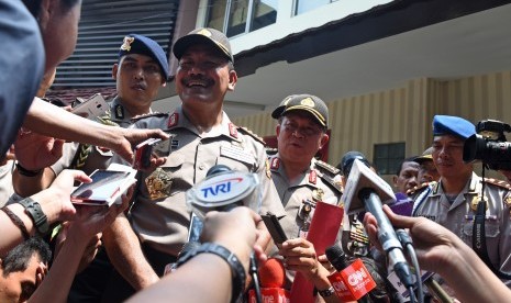 Kapolri Jendral Pol Badrodin Haiti menjawab pertanyaan wartawan usai mengunjungi ruang instalasi forensik RS Polri Kramat Jati, Jakarta, Jumat (15/1). 