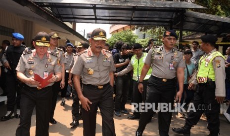 Kapolri Jendral Pol Badrodin Haiti usai mengunjungi ruang instalasi forensik RS Polri Kramat Jati, Jakarta, Jumat (15/1).  (Republika/Yasin Habibi)