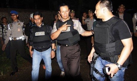 Kapolri Jendral Pol. Sutarman (tengah) didampingi Kabareskrim Komjen Pol Suhardi Alius (kedua kiri)berbincang dengan Kasubdit Jatrantas Polda Metro Jaya AKBP Herry Heryawan (kanan) saat mengunjungi operasi penggerebekan rumah terduga teroris di Ciputat, T